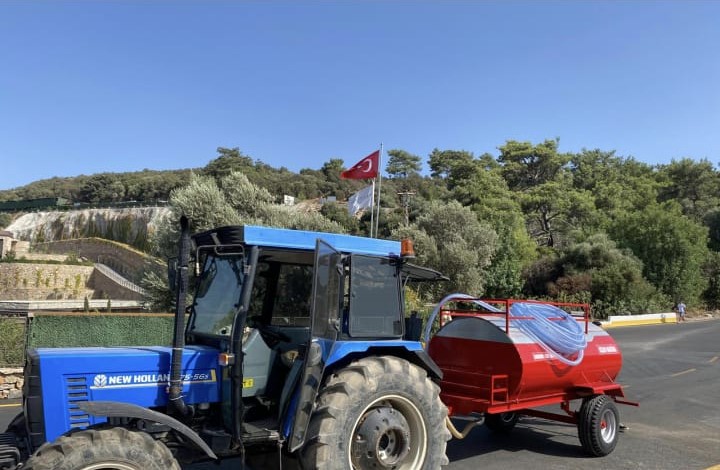 Mavi traktör ile şantiye araç desteği